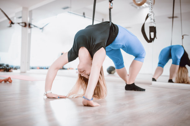 可爱的女性享受空中瑜伽课素材图片