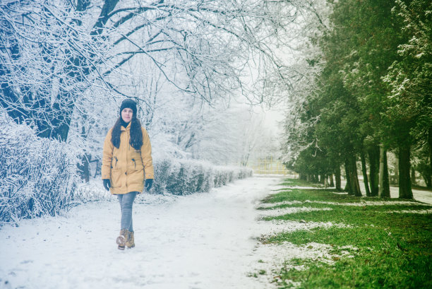 女人走过公园，在那里冬天遇见春天图片下载