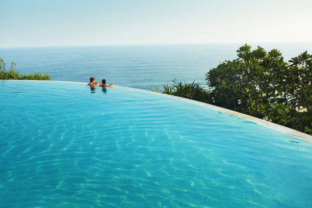 为相爱的情侣准备的浪漫假期。夏日泳池里的人图片下载