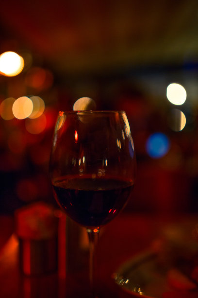 酒杯，情人节的浪漫之夜图片下载