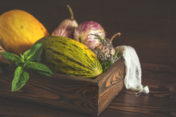 甜瓜，罗勒，薄荷，紫色涂鸦茄子，洋葱和绿色新鲜罗勒在一个木盒子在一个复古的木制背景在乡村风格，选择性焦点，色调照片图片下载