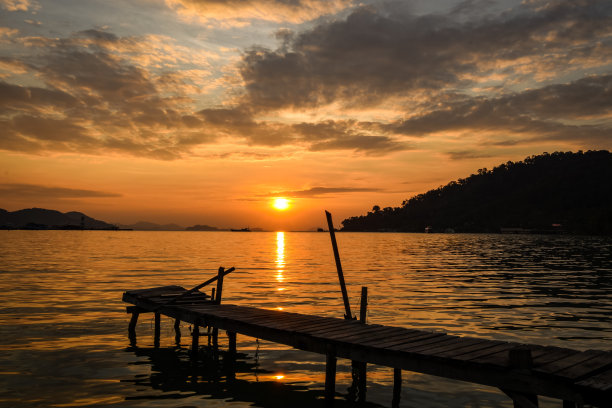热带日出与木制码头在岛上图片下载