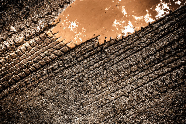 泥沙地上的轮胎痕迹图片下载