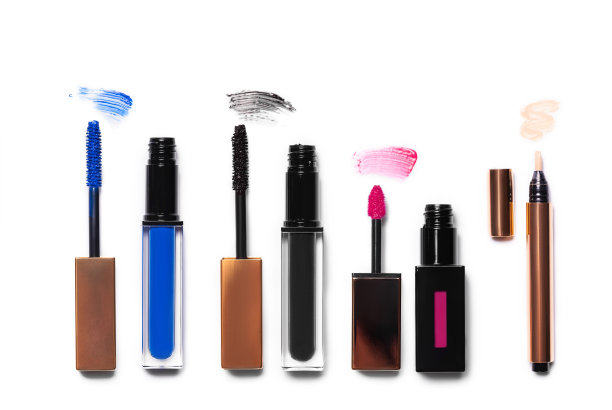 鸟瞰图的化妆品溢出到粉红色的背景图片下载