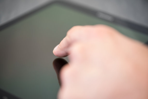 用手指使用平板电脑的人图片下载