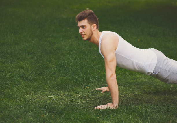 健身人在户外公园进行平板支撑训练图片下载