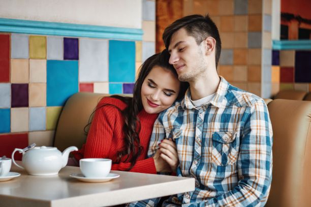 情侣在餐厅约会的照片图片下载