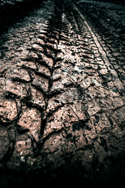 泥沙地上的轮胎痕迹图片下载