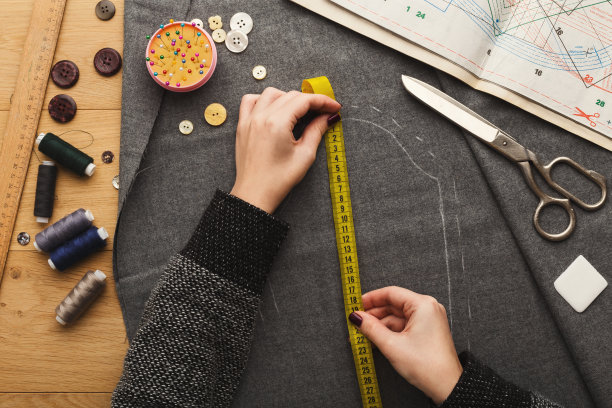 Top view on fashion designer working at凌乱的桌子图片下载