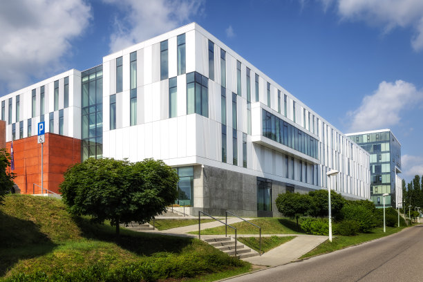 现代化的白色办公大楼图片下载