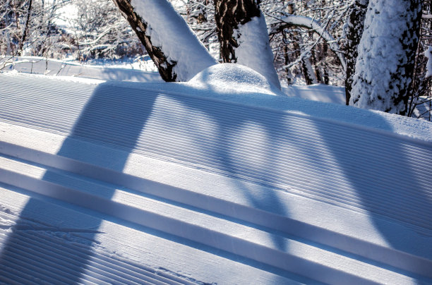 积雪覆盖的道路滑雪轨道特写图片下载