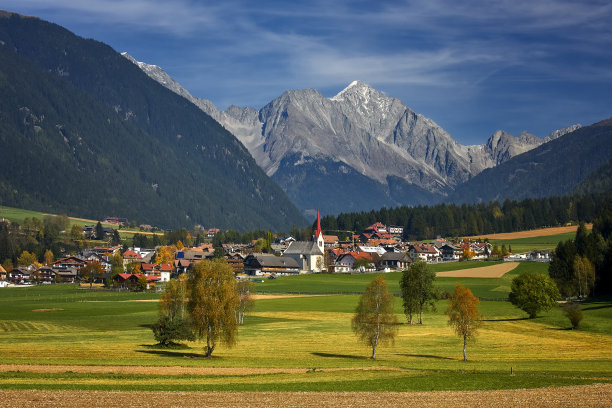 意大利阿尔卑斯山的一个小镇图片下载