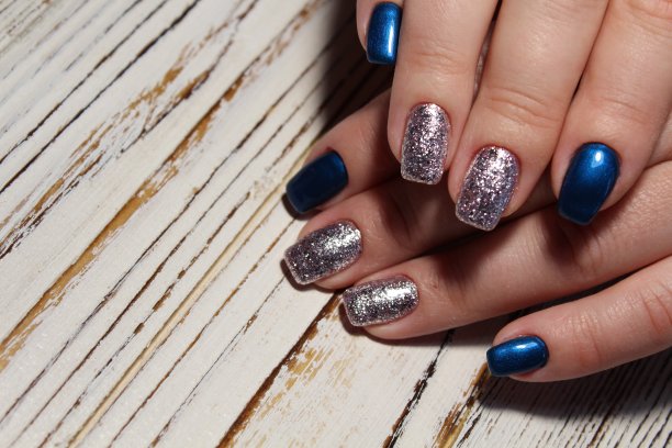 美甲-美丽的治疗照片，漂亮的修剪过的女人指甲。图片下载