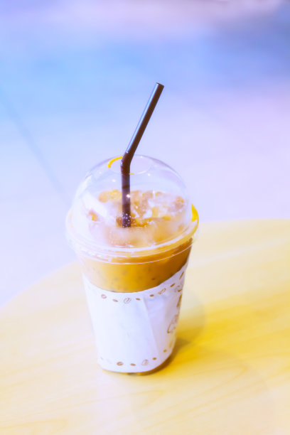 外带杯的冰咖啡图片下载