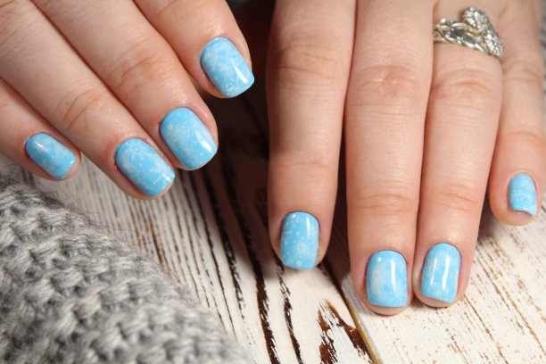 美甲-美丽的治疗照片，漂亮的修剪过的女人指甲。图片下载