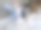 滑稽的雪人穿着一件旧外套和帽子图片下载