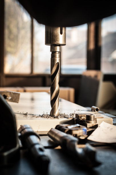 自动重型工业钻头在工厂切削金属块图片下载