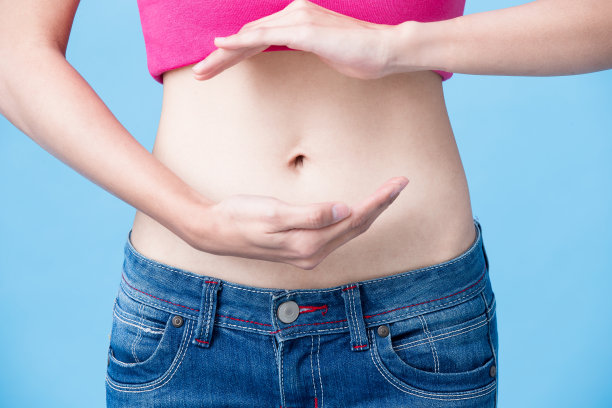 女人关心自己的身体图片下载