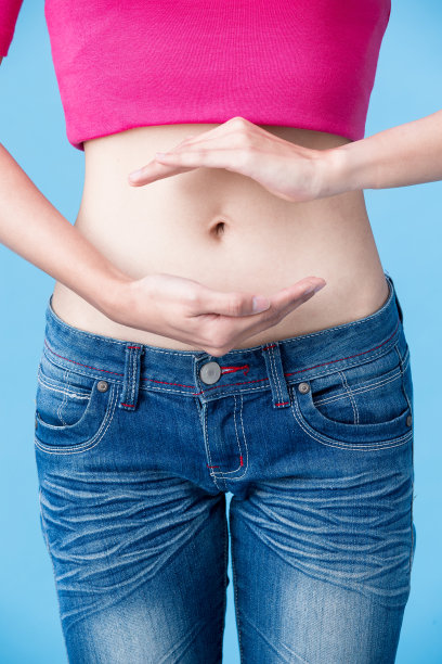 女人关心自己的身体图片下载