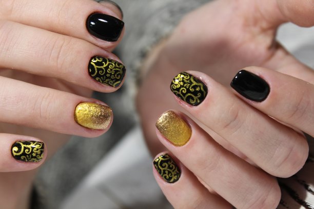 美甲-美丽的治疗照片，漂亮的修剪过的女人指甲。图片下载