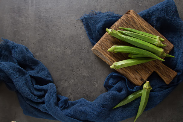 十指夫人或秋葵。黑暗的背景。，文字空间素材图片