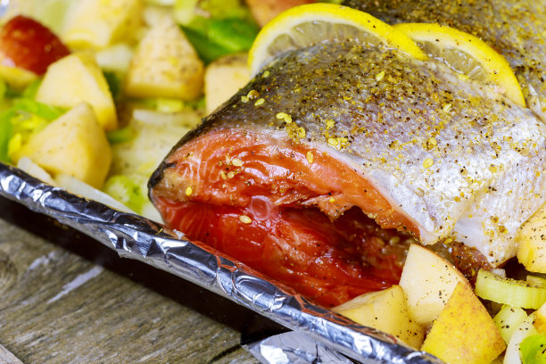 三文鱼排放在金属板上，用香草和香料腌制图片下载