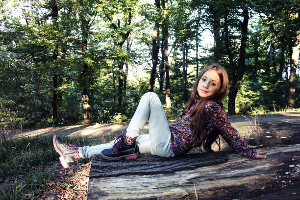 大自然中美丽的小女孩的肖像图片下载