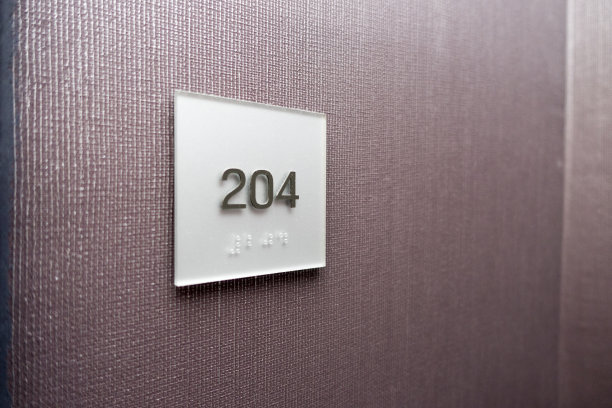 有纹理的墙上写着酒店房间号图片下载