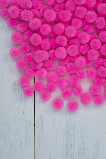 粉色的彩球背景。图片下载