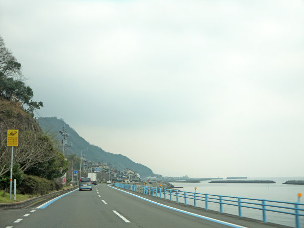 行驶在四国图片下载