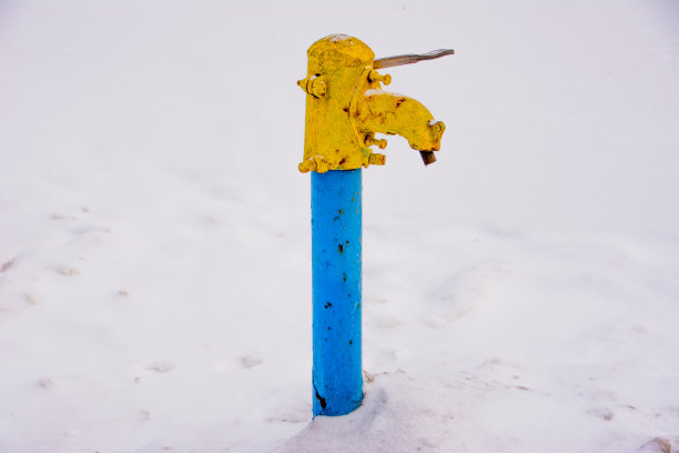 黄色和蓝色的竖管在冬天。俄罗斯。图片下载