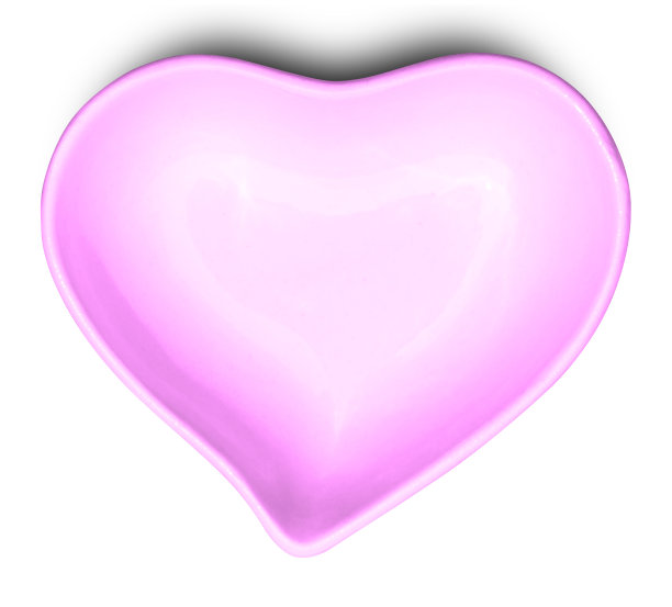 粉红色的心型盘子孤立在白色的背景上。图片下载
