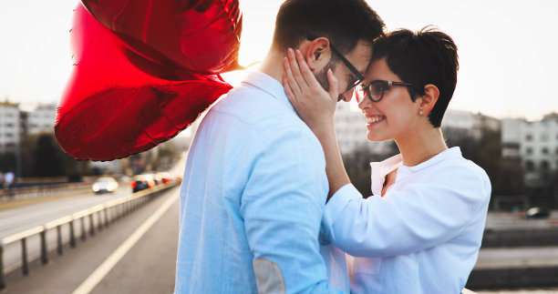 这是一对情侣在城市日落时分约会的照片图片下载