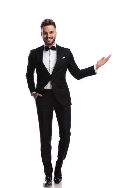 快乐的年轻优雅的男子呈现或欢迎图片下载