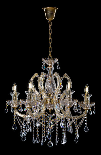 当代玻璃吊灯孤立在黑色背景。图片下载