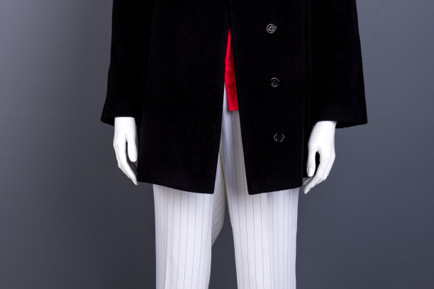 女士穿黑色外套和白色裤子。图片下载