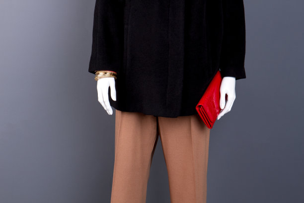 女人体模型与红漆钱包。图片下载