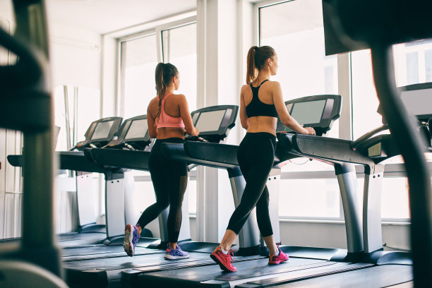 女孩们在体育馆锻炼。素材图片