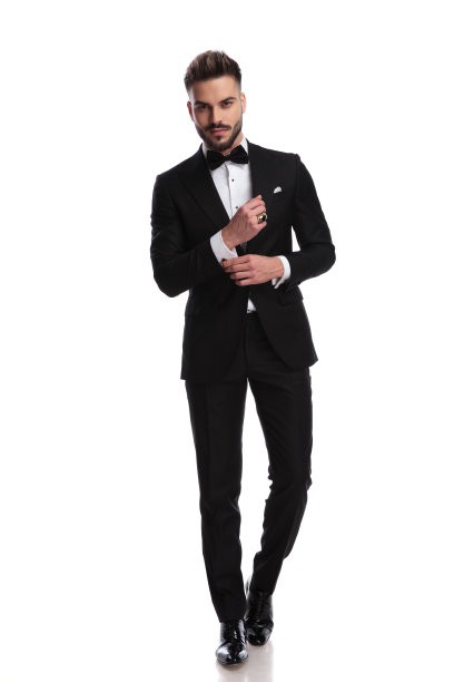 现代绅士在整理他的袖扣图片下载