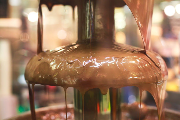 巧克力喷泉喷泉在孩子们的生日聚会上的生动图片图片下载