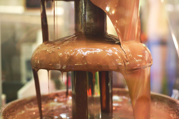 巧克力喷泉喷泉在孩子们的生日聚会上的生动图片图片下载