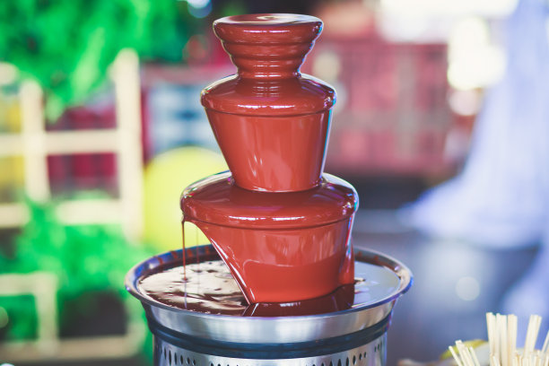 巧克力喷泉喷泉在孩子们的生日聚会上的生动图片图片下载