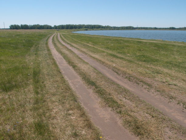 俄罗斯鄂木斯克地区卡泽涅湖沿岸的道路图片下载