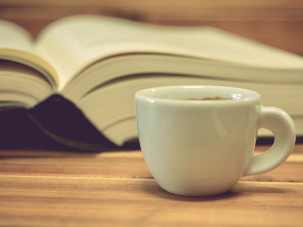 浓缩咖啡和书籍图片下载