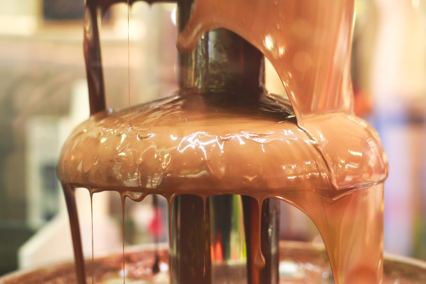 巧克力喷泉喷泉在孩子们的生日聚会上的生动图片图片下载