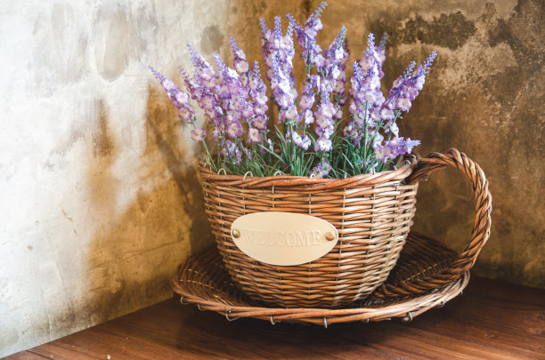 木制花盆里的紫色塑料花图片下载