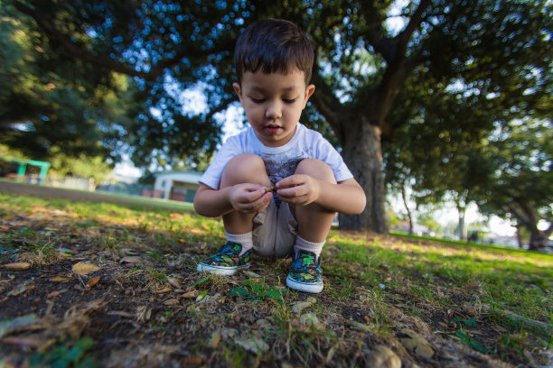 幼童在公园玩耍图片下载