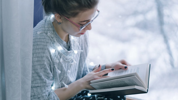 戴眼镜的女孩在看书图片下载