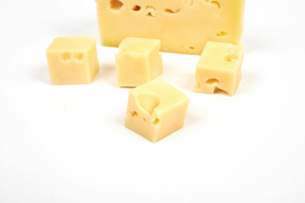 在白色背景上分离的奶酪图片下载