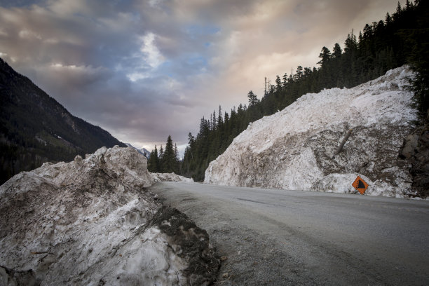 路上雪崩留下的雪。图片下载